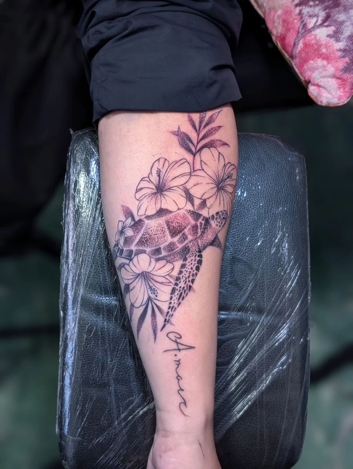 Tortuga · Composición floral, trabajo de Inkxa Tattoo Studio